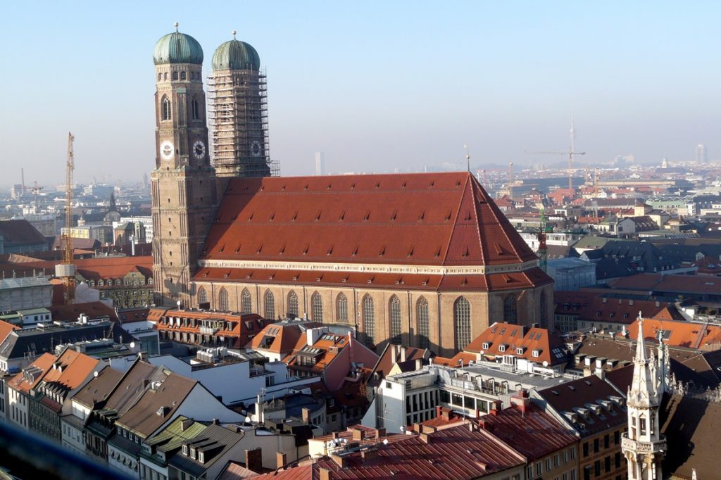 Die berühmte Frauenkirche mit den Zwiebeltürmen in München