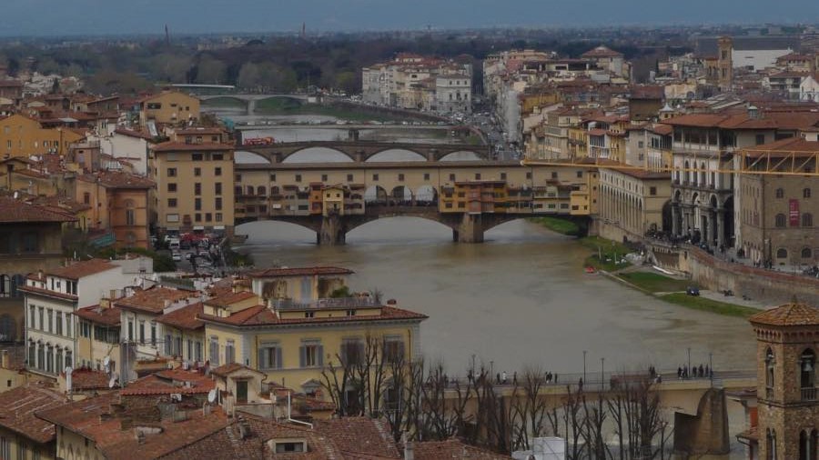 Die berühmte Brücke "Ponte Vecchio" über den Arno in Florenz