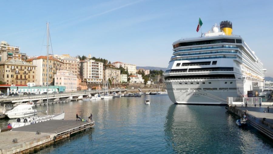 Kreuzfahrtschiff der Reederei Costa Pastifica im Hafen von Savona 