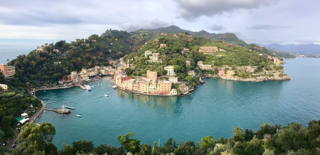 Blick auf die Halbinsel Portofino mit dem malerischen Hafen