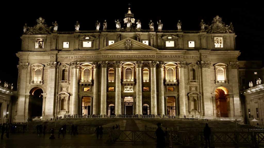 Nachts vor dem Petersdom in Rom