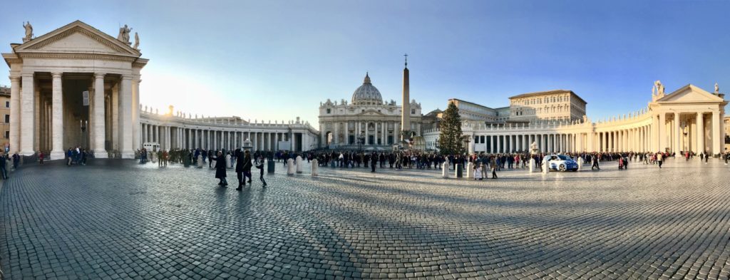 Blick auf den Petersplatz und Petersdom in Rom