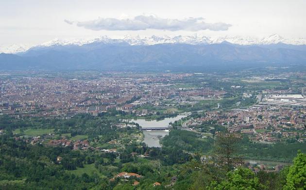 Blick auf die italienische Stadt Turin und die Alpen im Hintergrund