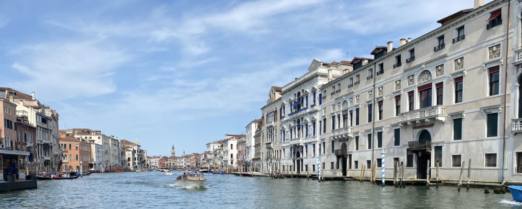 Mit dem Vaporetto durch den Canal Grande in Venedig