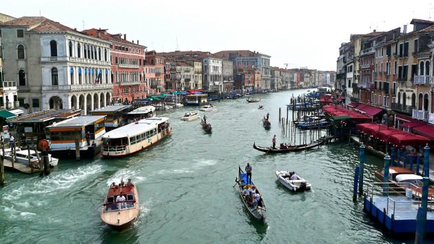 Viel Verkehr im Canal Grande in Venedig (CC-BY-SA 3.0)