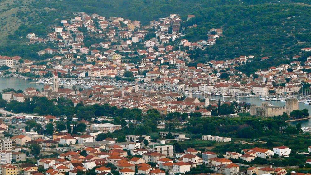 Altstadt von Trogir vor der Insel Čiovo