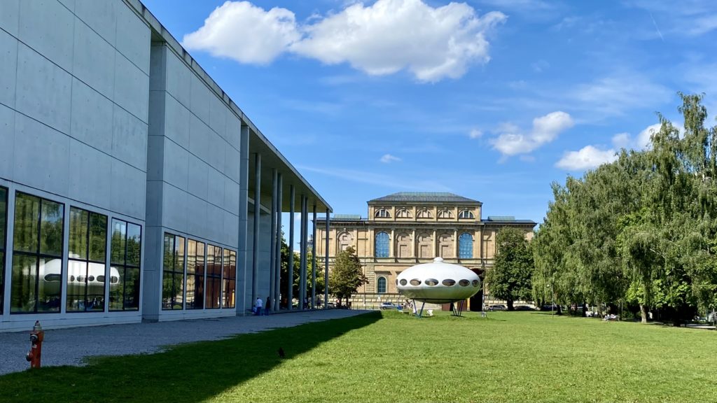 Im Münchner Museumsviertel: Pinakothek der Moderne und Alte Pinakothek