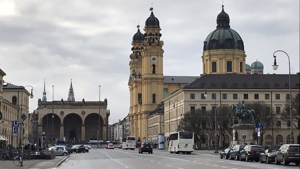 Odeonsplatz mit Feldherrnhalle und Theatinerkirche