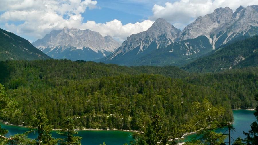 Blick von Österreich auf die Zugspitze und Alpspitze