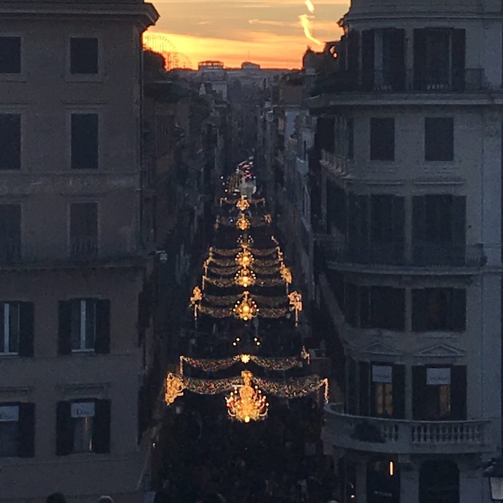 Via Condotti nach Sonnenuntergang in Rom