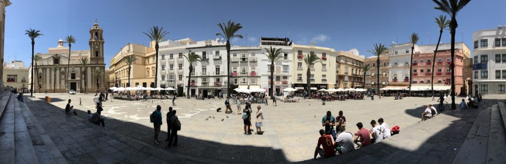 Platz vor der neuen Kathedrale (Catedral Nueva) in Cadiz