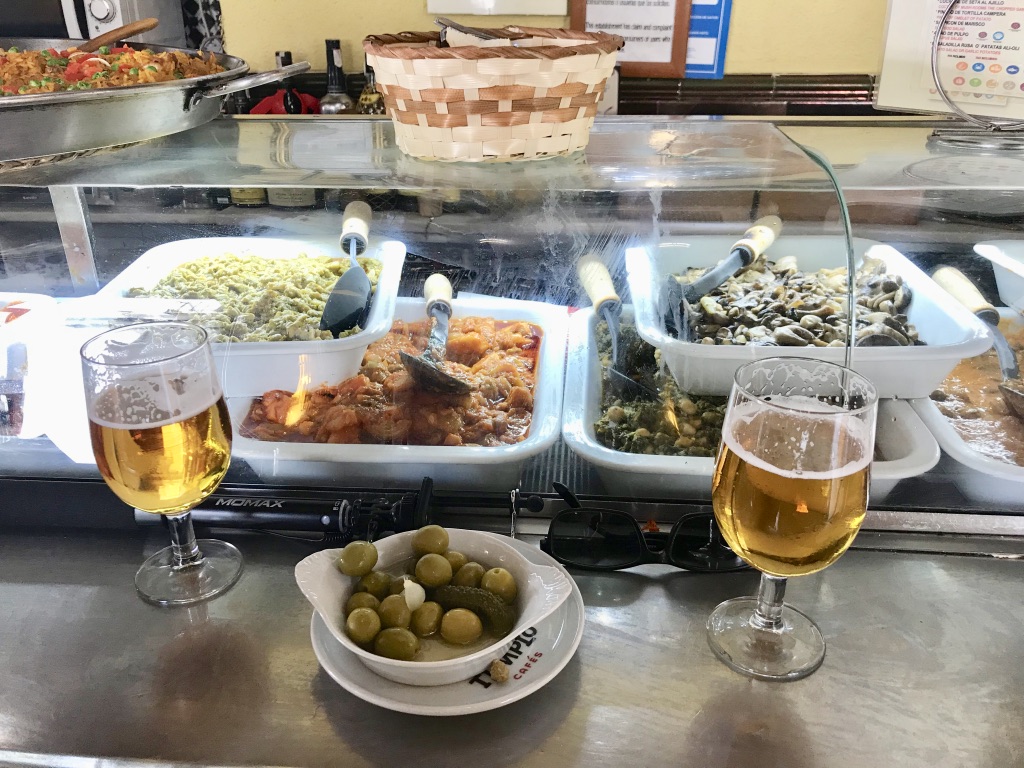 Leckere Tapas mit Bier in einer der Bars von Sevilla