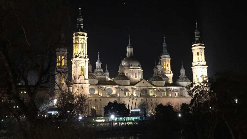 Basilika Nuestra Señora del Pilar in Sargossa am Fluss Ebro