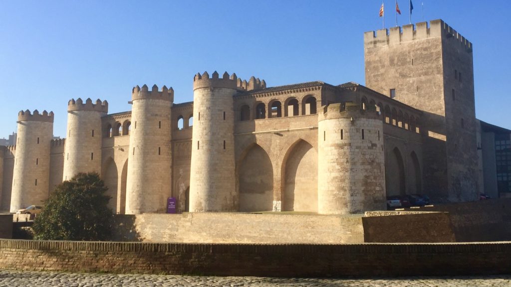 Palacio Aljaferia mit Mauer