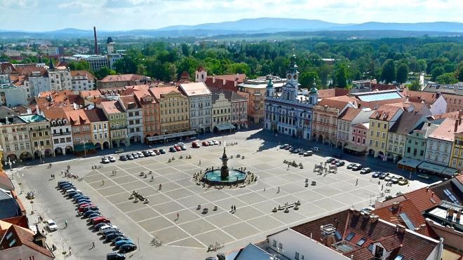 Hotels und Geschäftshäuser am Rathausplatz in Budweis