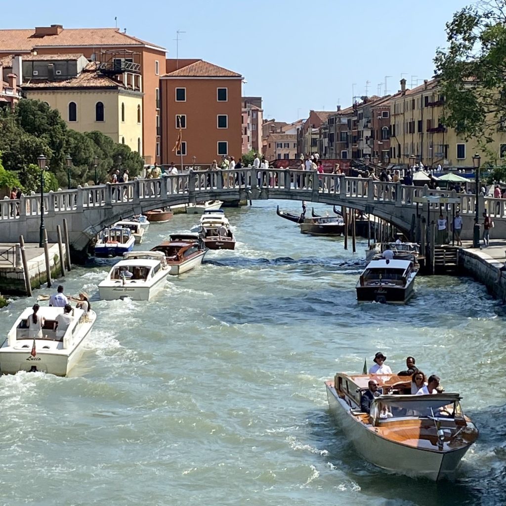 Verkehr im Kanal von Venedig