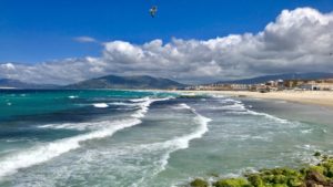 Wind, Wellen und Strand in Tarifa in Andalusien