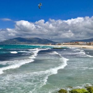 Wind, Wellen und Strand in Tarifa in Andalusien